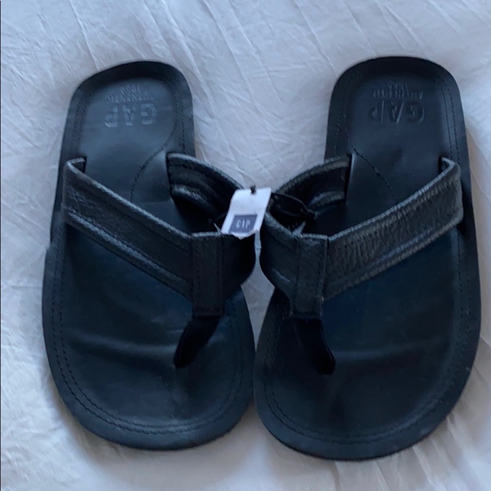Gap men’s black leather flip flops NWT